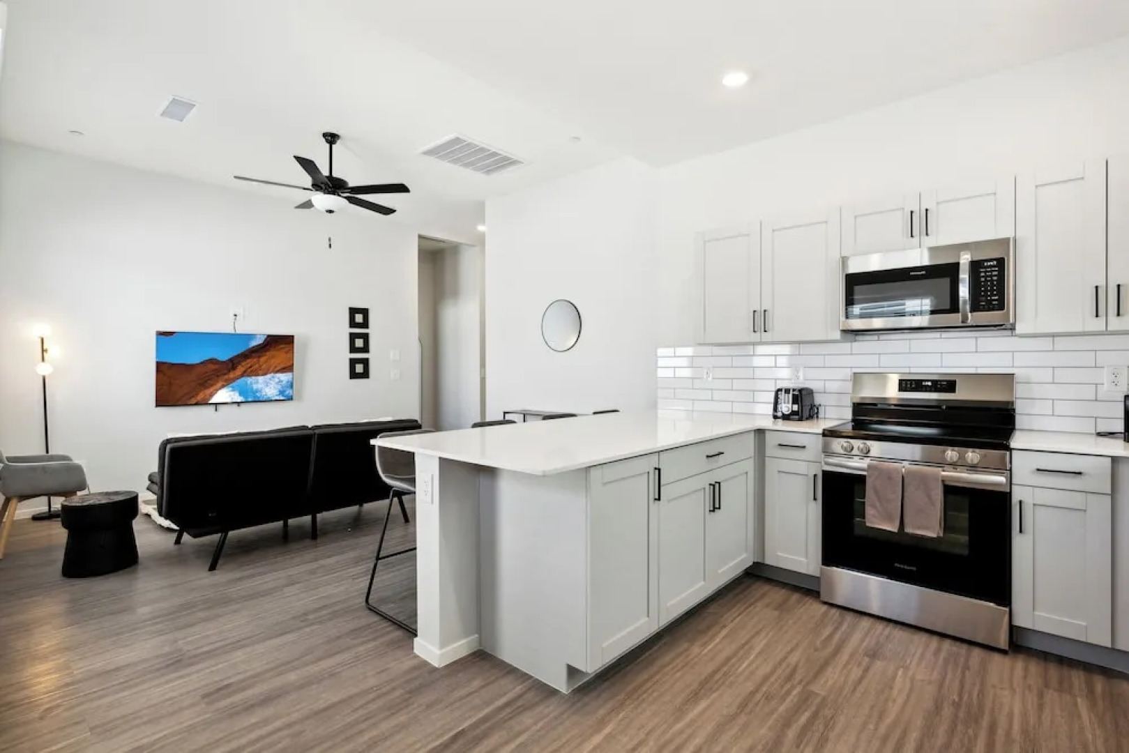 Sparkling Modern Home with Pool BBQ