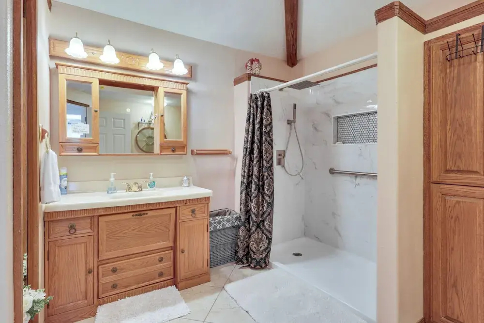 Salem Getaway w/ Hot Tub Near Parks & Boating!