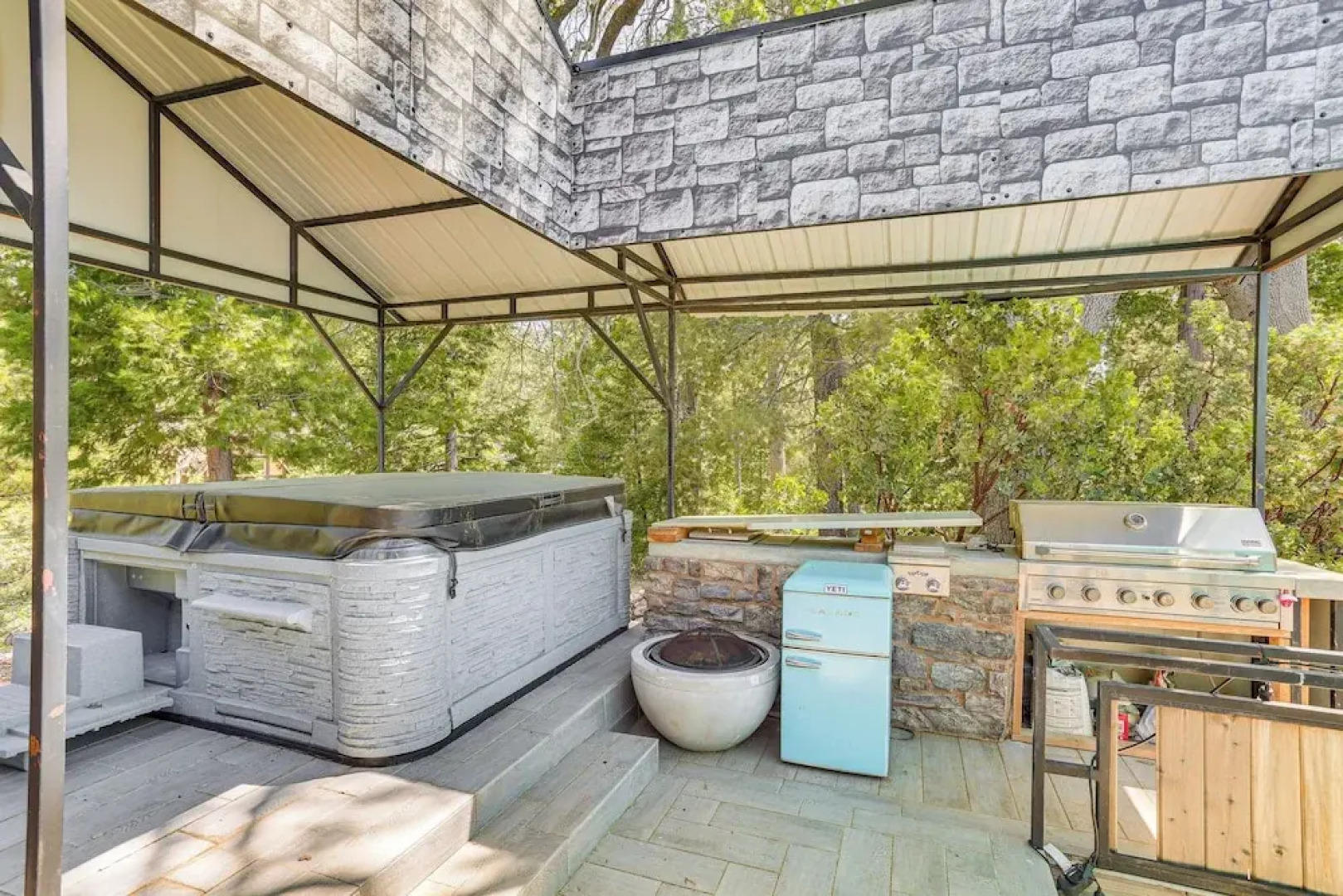 Lake Arrowhead Cabin w/ Hot Tub & Mountain Views!