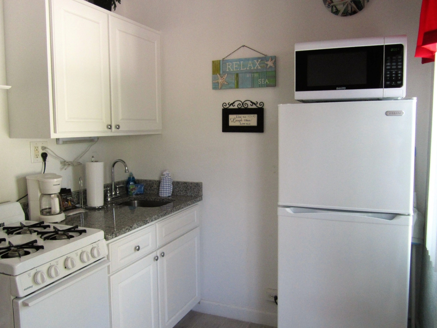 Tropical Winds Beachfront Motel and Cottages