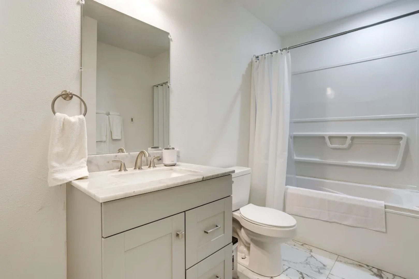 Beautiful Kenmore Retreat Near Marina & Beach!