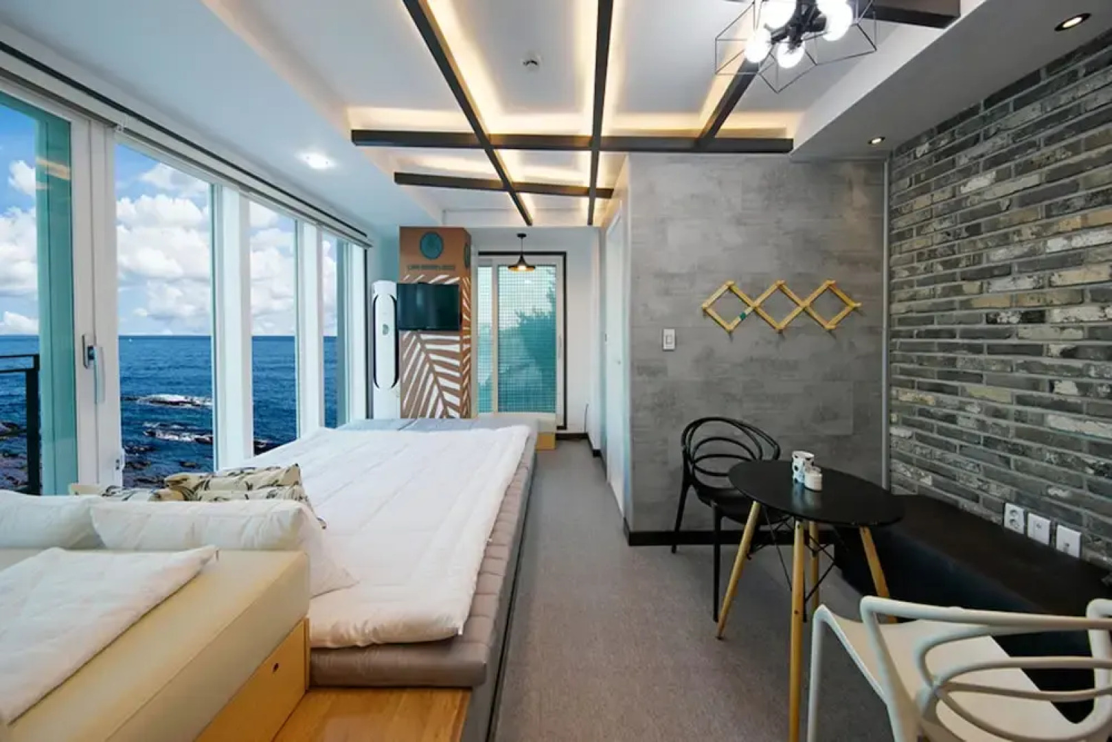 Pohang Couple Stone Pension