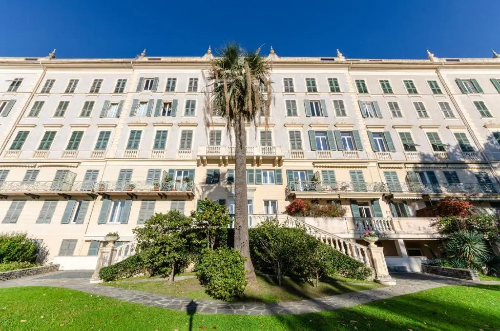 ALTIDO Apt for 4 with Exclusive Pool and Garden in Nervi