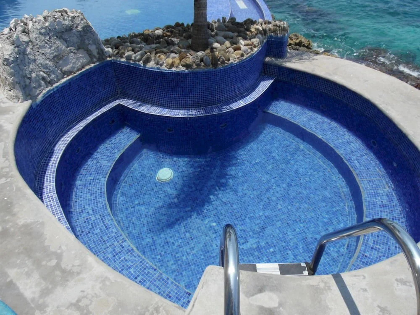 El Cantil Condominiums