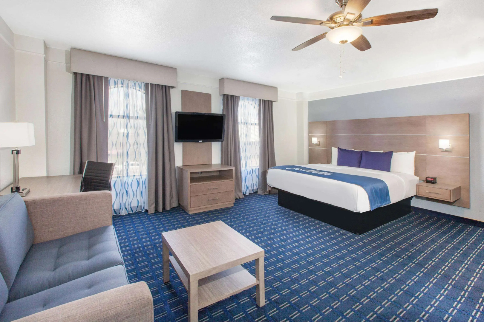 Days Inn & Suites by Wyndham Webster NASA-ClearLake-Houston