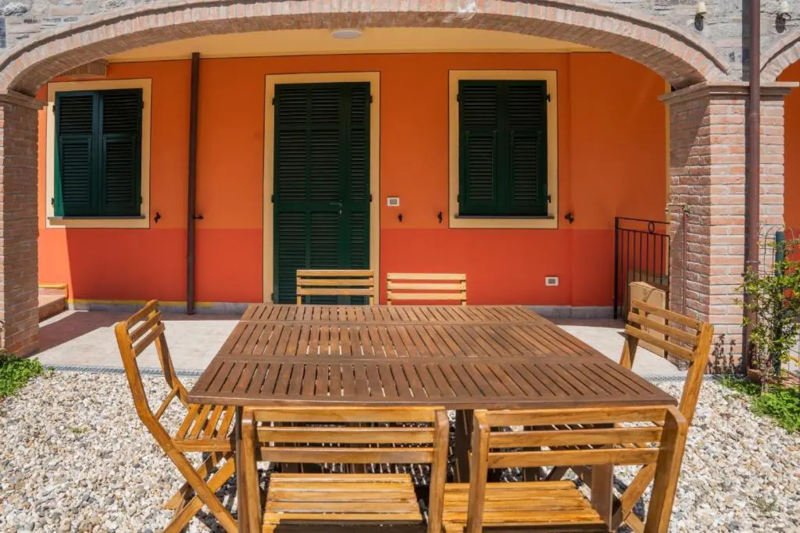 044 - Villetta LUSSUOSA con 2 camere da letto con Giardino 15 minuti dal Mare