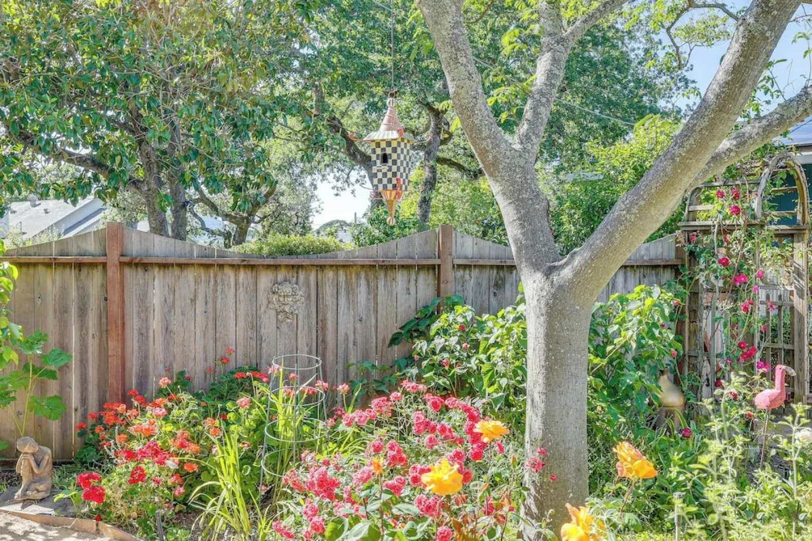 Romantic Casita w/ Garden + Deck 2 Miles to Plaza!