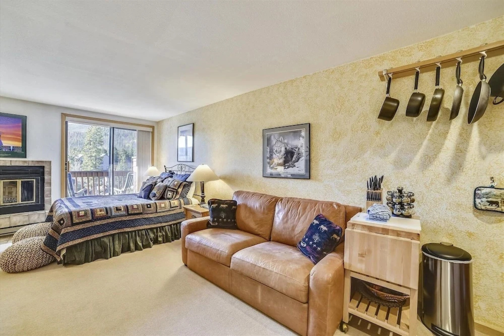 Cedar Lodge  309 Studio Bedroom Condo by RedAwning