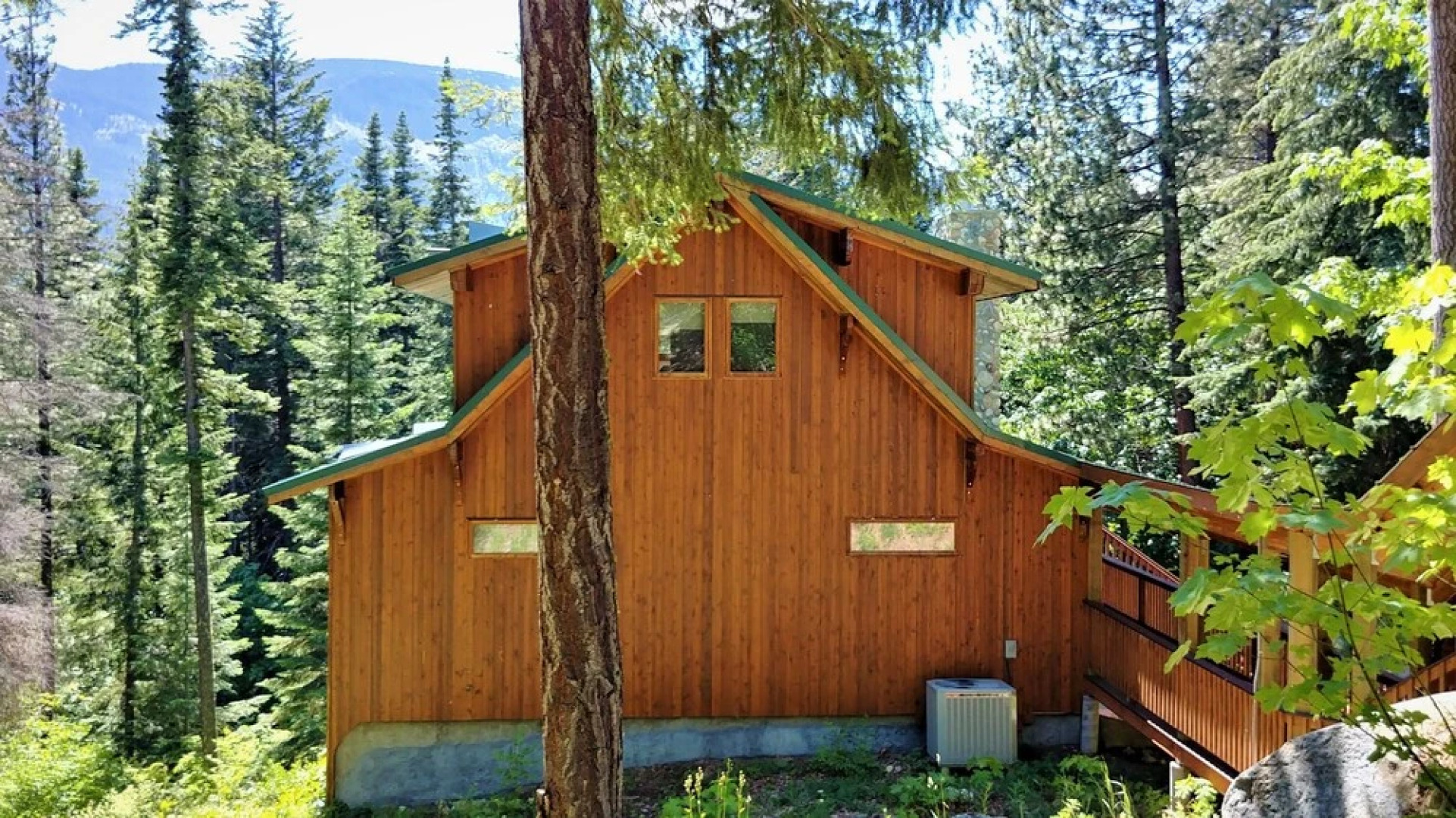 Timber View Lodge - Three Bedroom Home with Hot Tub