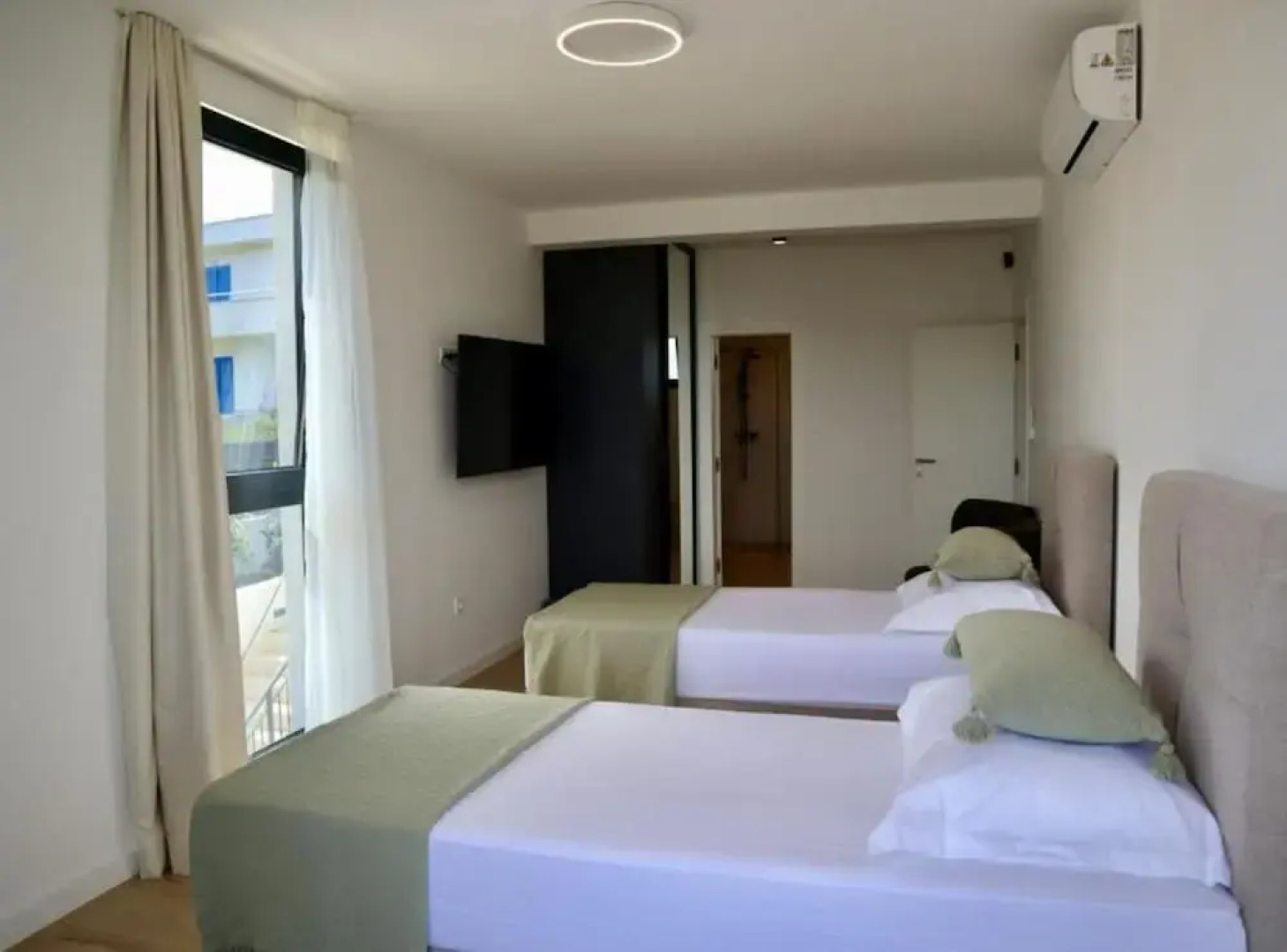 Sunset Villa Aves With Pool, Gym and Sauna