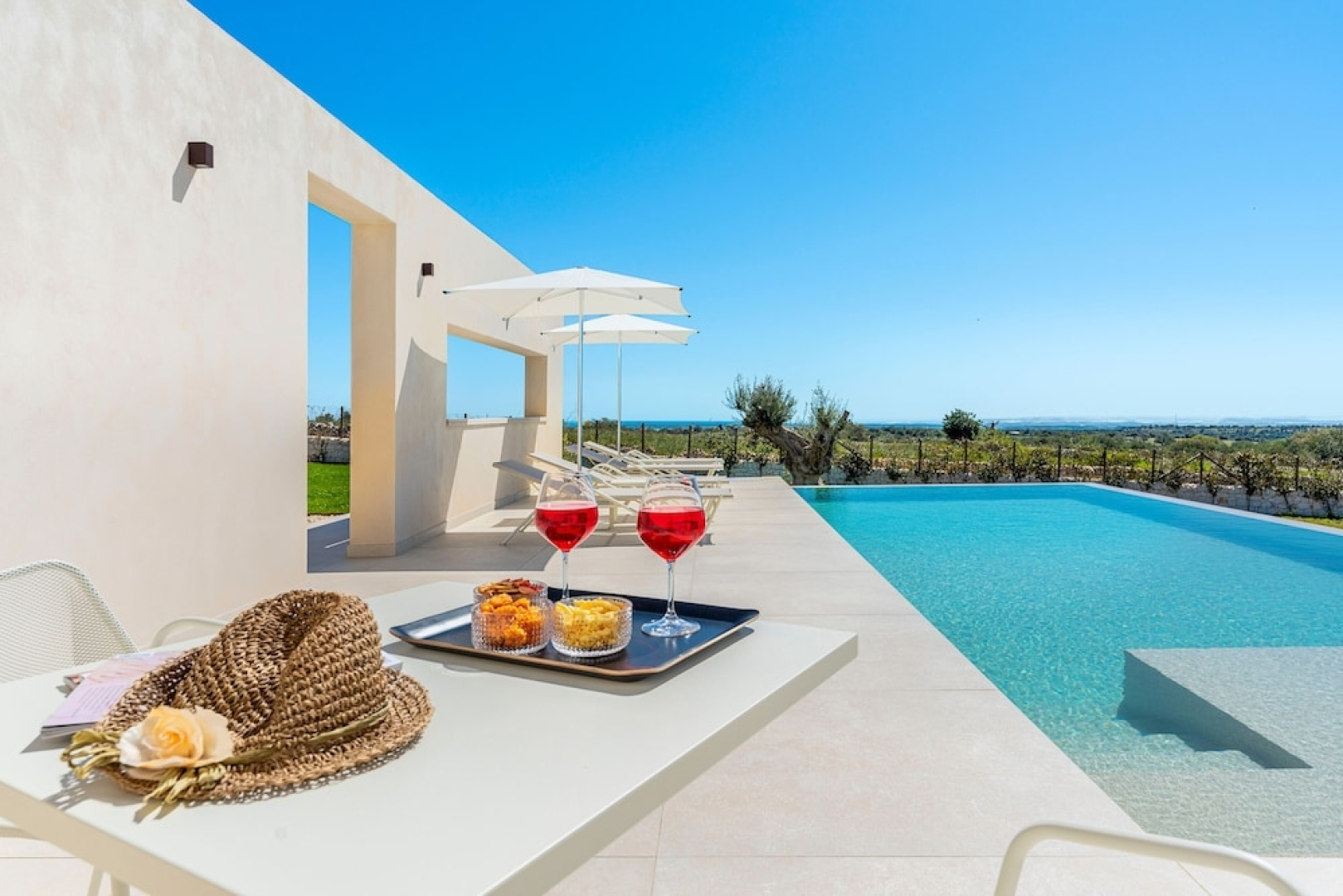 Modern Villa With Infinity Pool - By Beahost Rentals