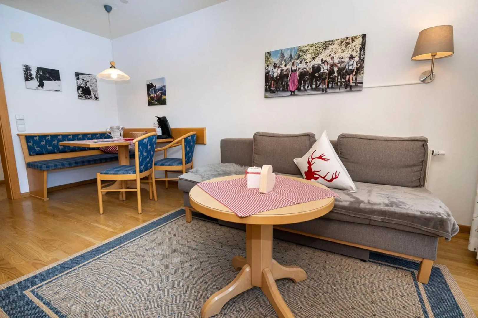 Gemütliche Ferienwohnung Bergwiese, 2-Raum, separates Schlafzimmer, schönen Balkon oder Terrasse, Komfort Ausstattung, ruhige Lage, kostenfrei WLAN, Sauna im Landhaus, Brötchenservice, Parkplatz kostenfrei, Hunde auf Anfrage, Tankstelle für E-Autos