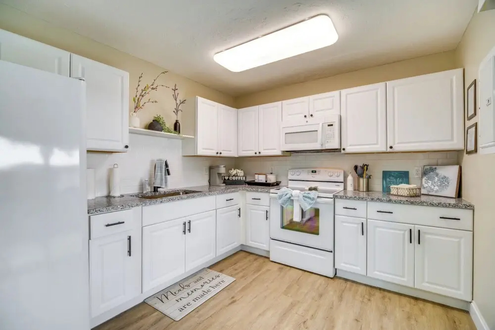 Sebastian Retreat w/ Screened Porch: 6 Mi to Beach