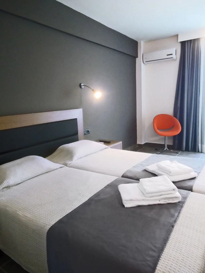 Отель Amphitryon City