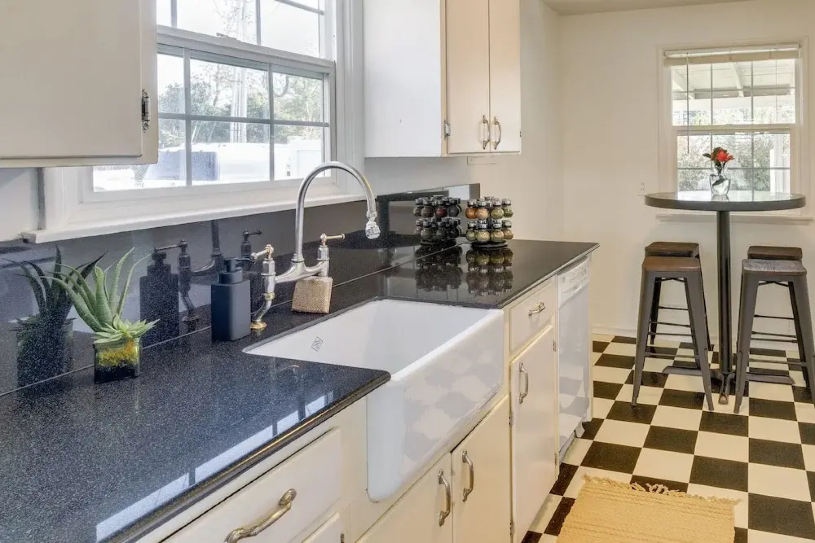 Downtown Kirkland Rental: Steps to Lake Washington