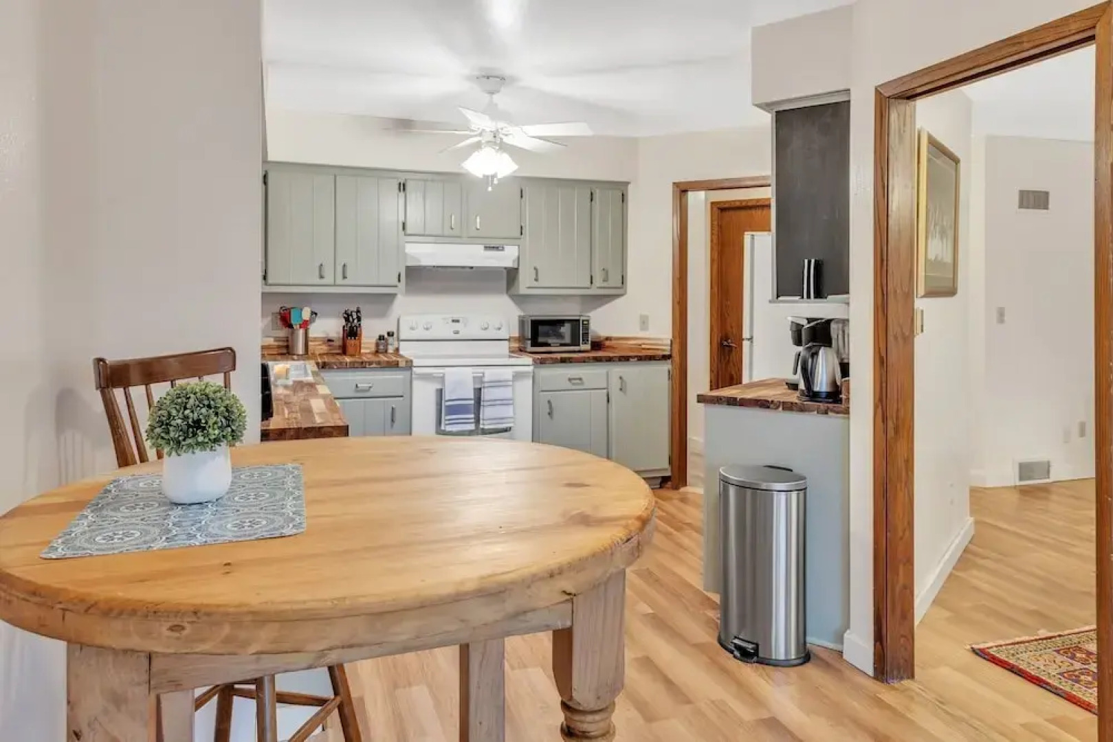 Amazing Hideaway - Short Walk To Hoyt Park! 3 Bedroom Townhouse by Redawning