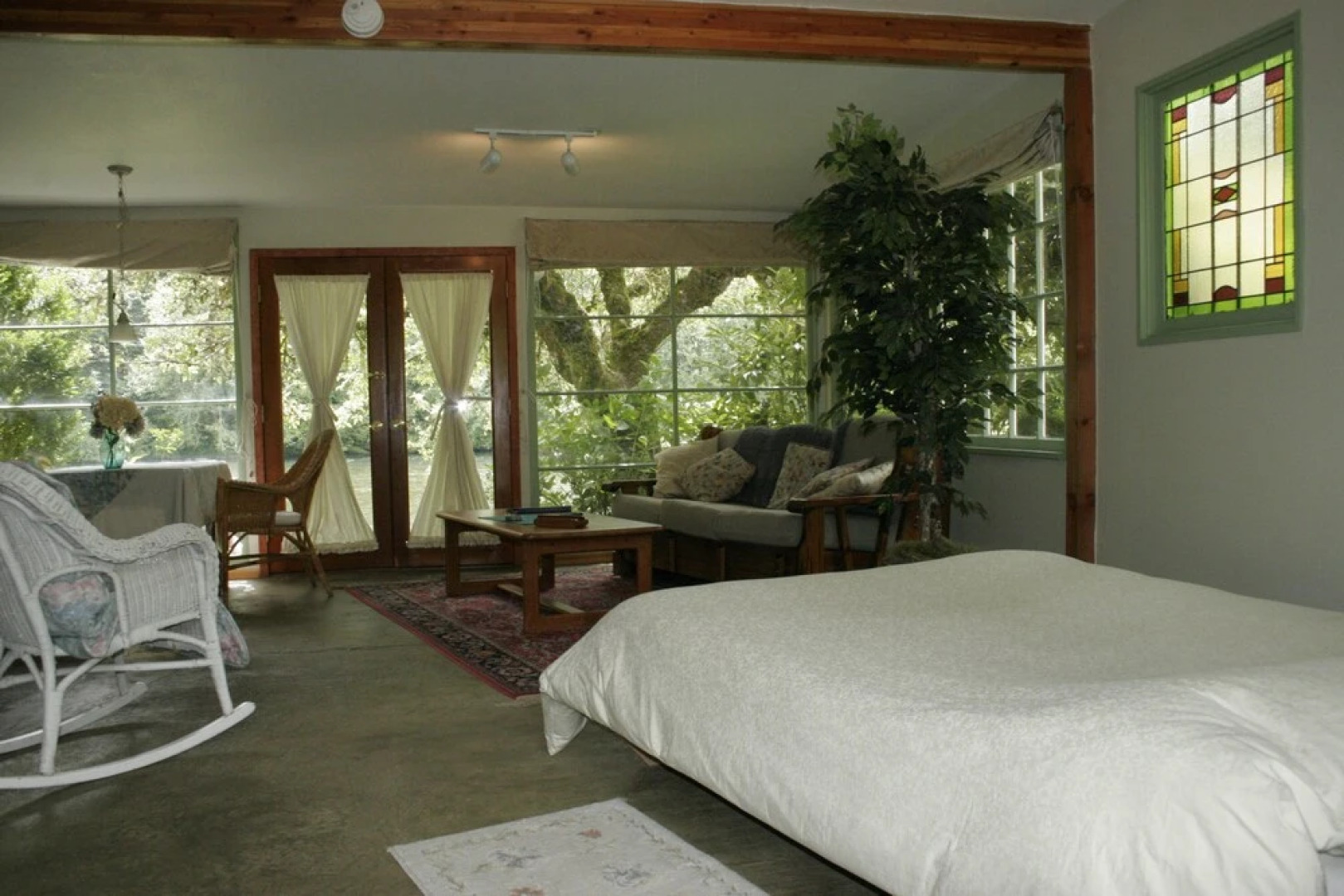 McKenzie River Inn B&B and Cabins