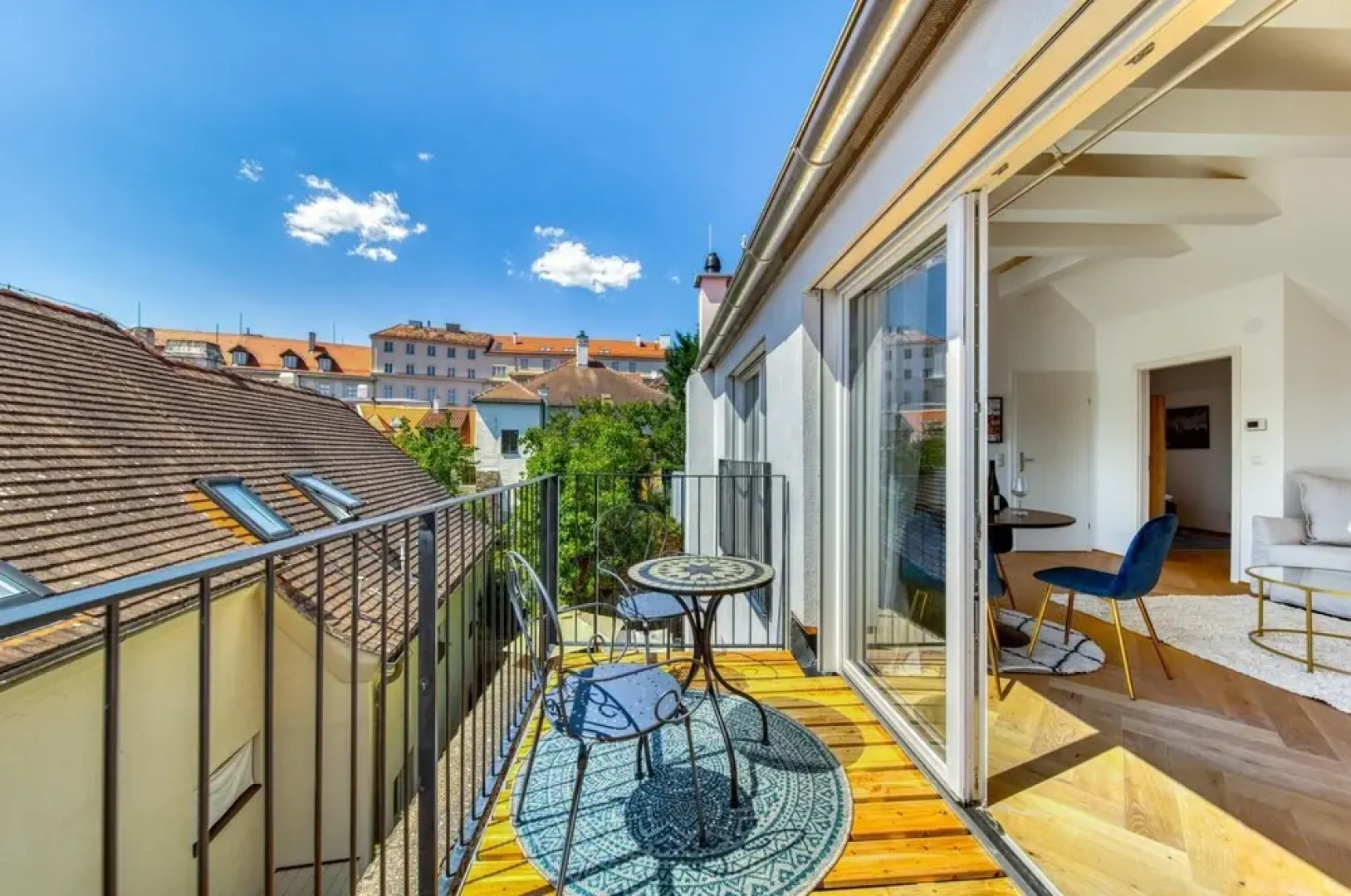 Deluxe Apartment With Balcony Parking and Elevator in the City Centre