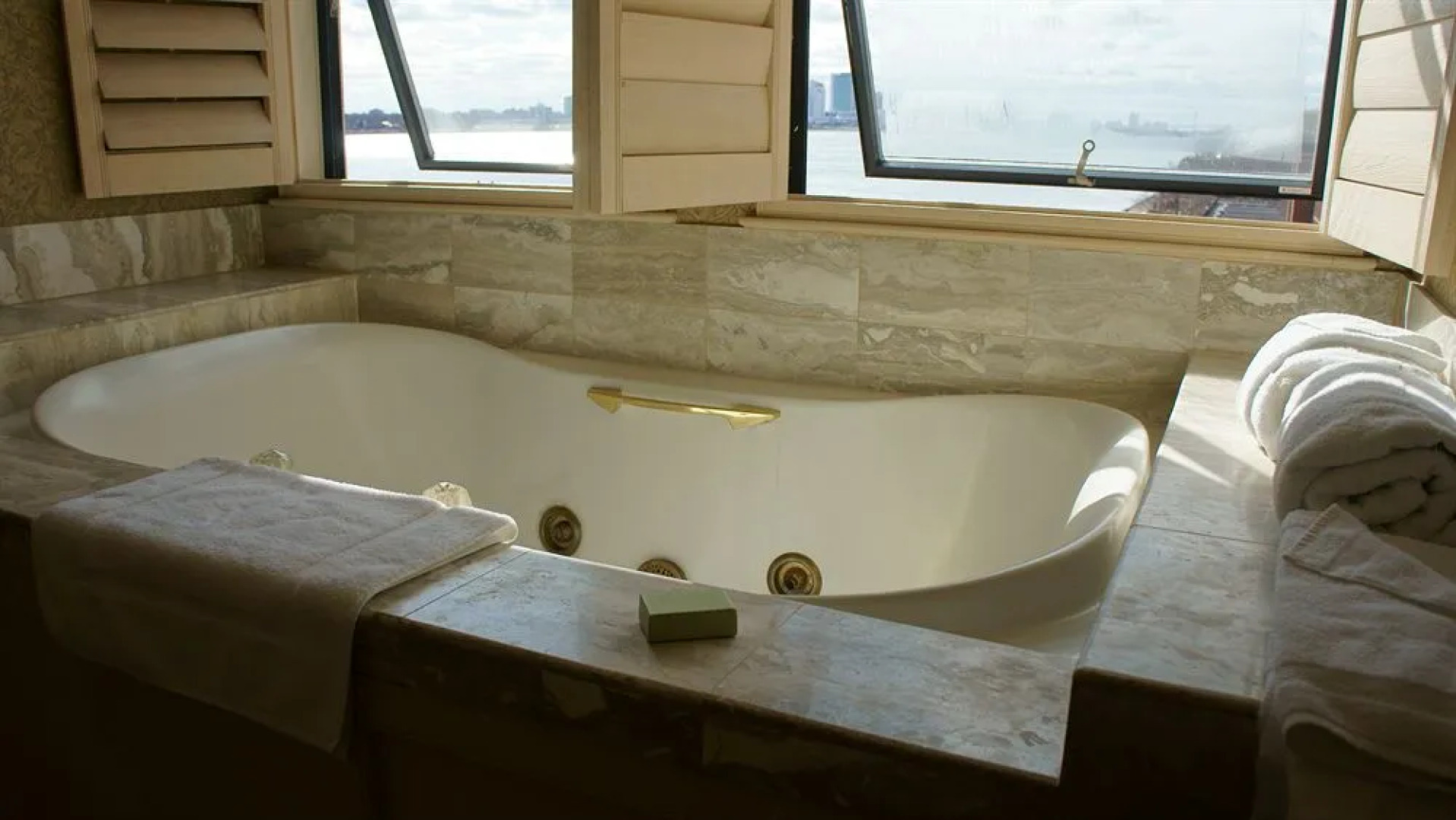 Roberts Riverwalk Hotel Detroit