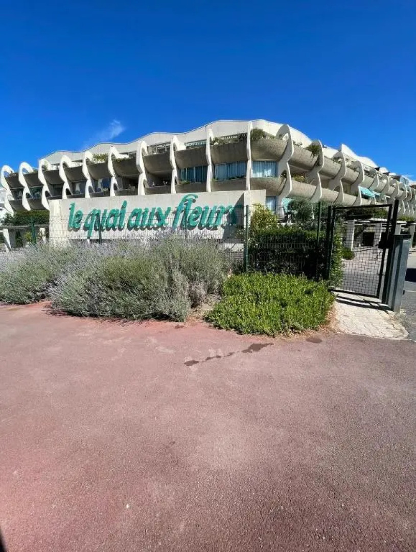 Studio vue port, belle terrasse, piscine