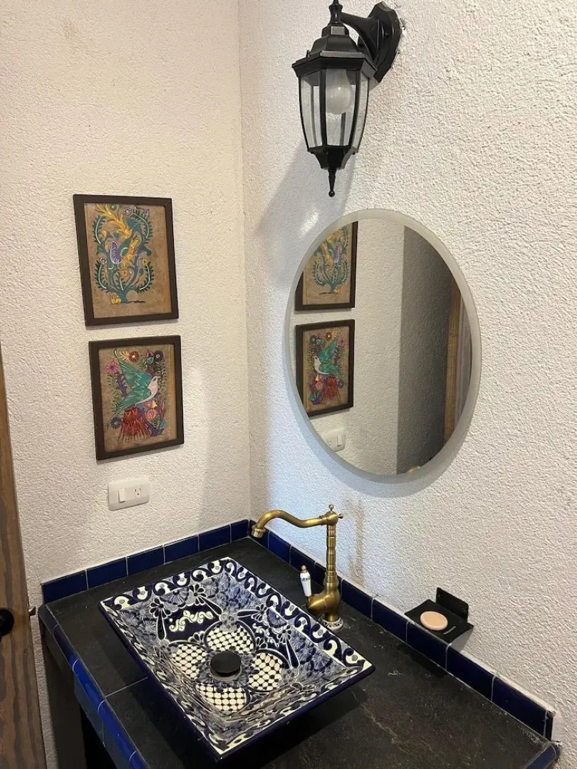 Casa Colonial en Pueblo Mágico by Adhoc