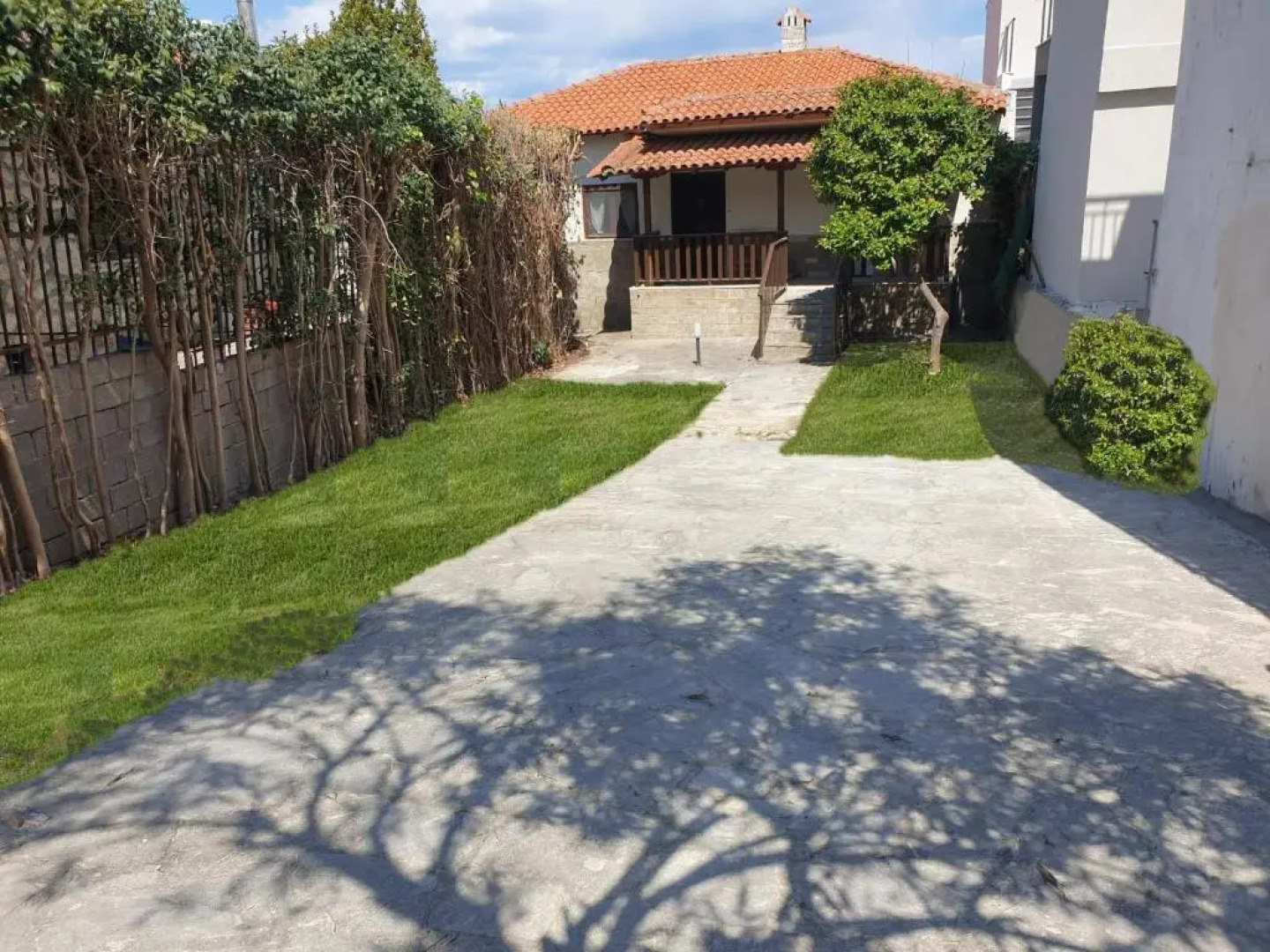 Family house with garden in the center of Polychrono