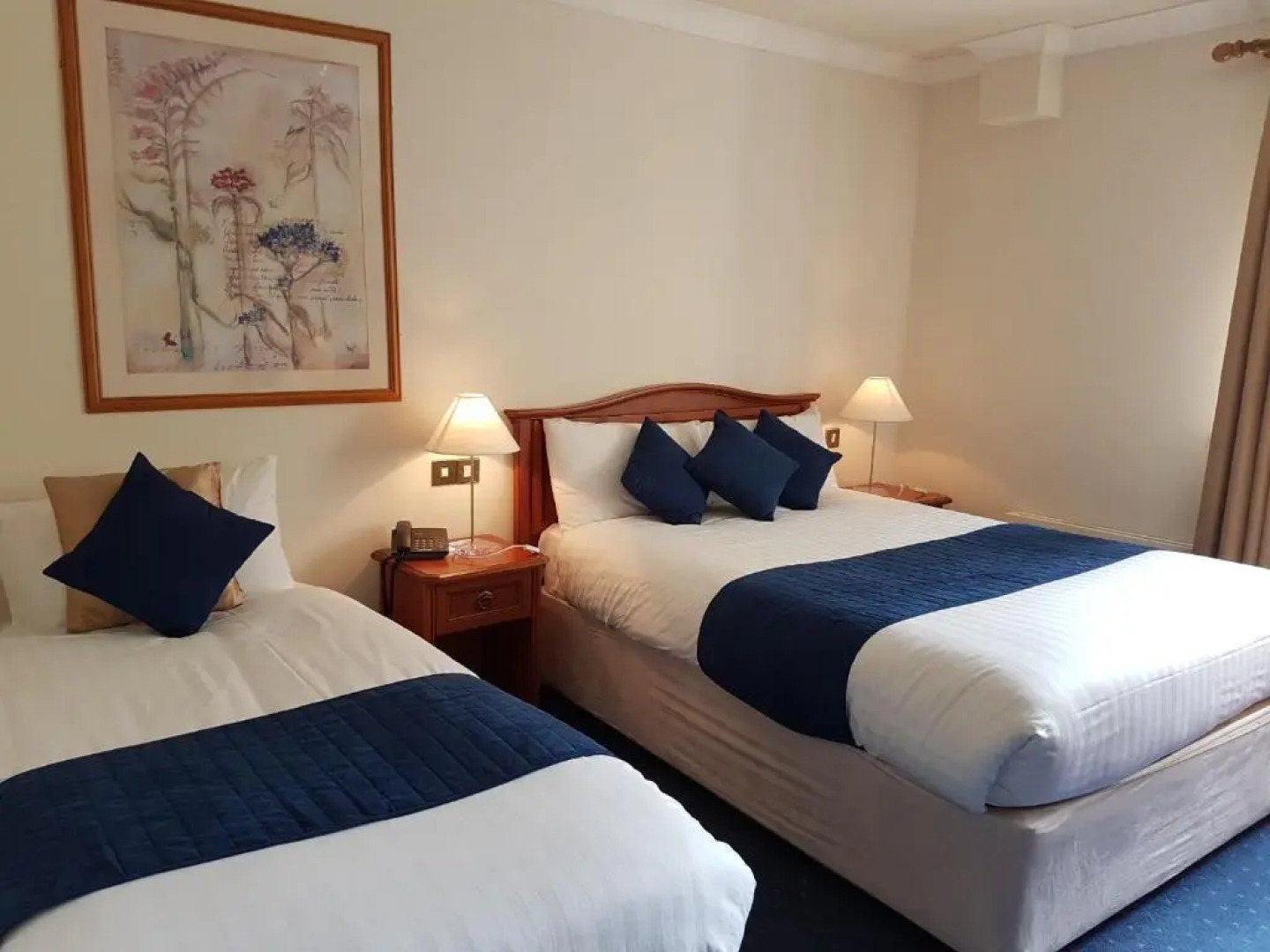 An Crúiscín Lán Hotel