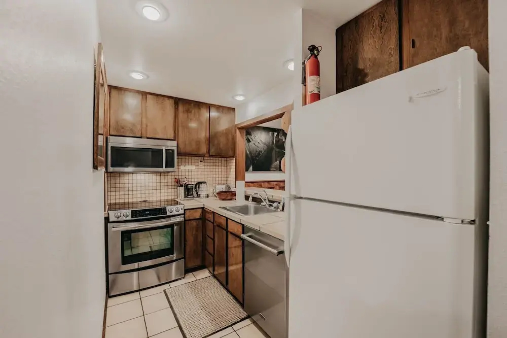 57sw - Fireplace - Wifi -  Sleeps 6 2 Bedroom Home by RedAwning