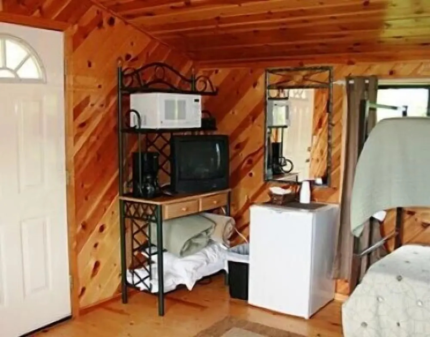 No Name City Luxury Cabins & RV