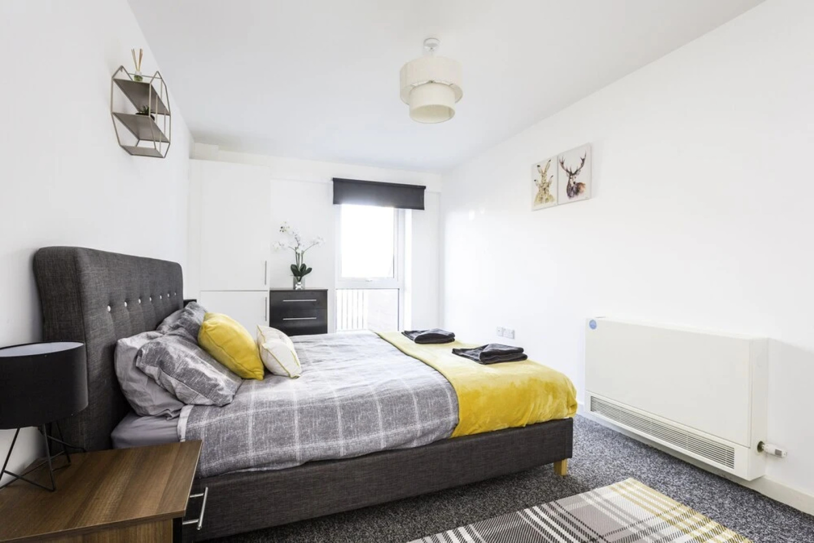 Large Apartment With Balcony Free Parking & Fast Wifi