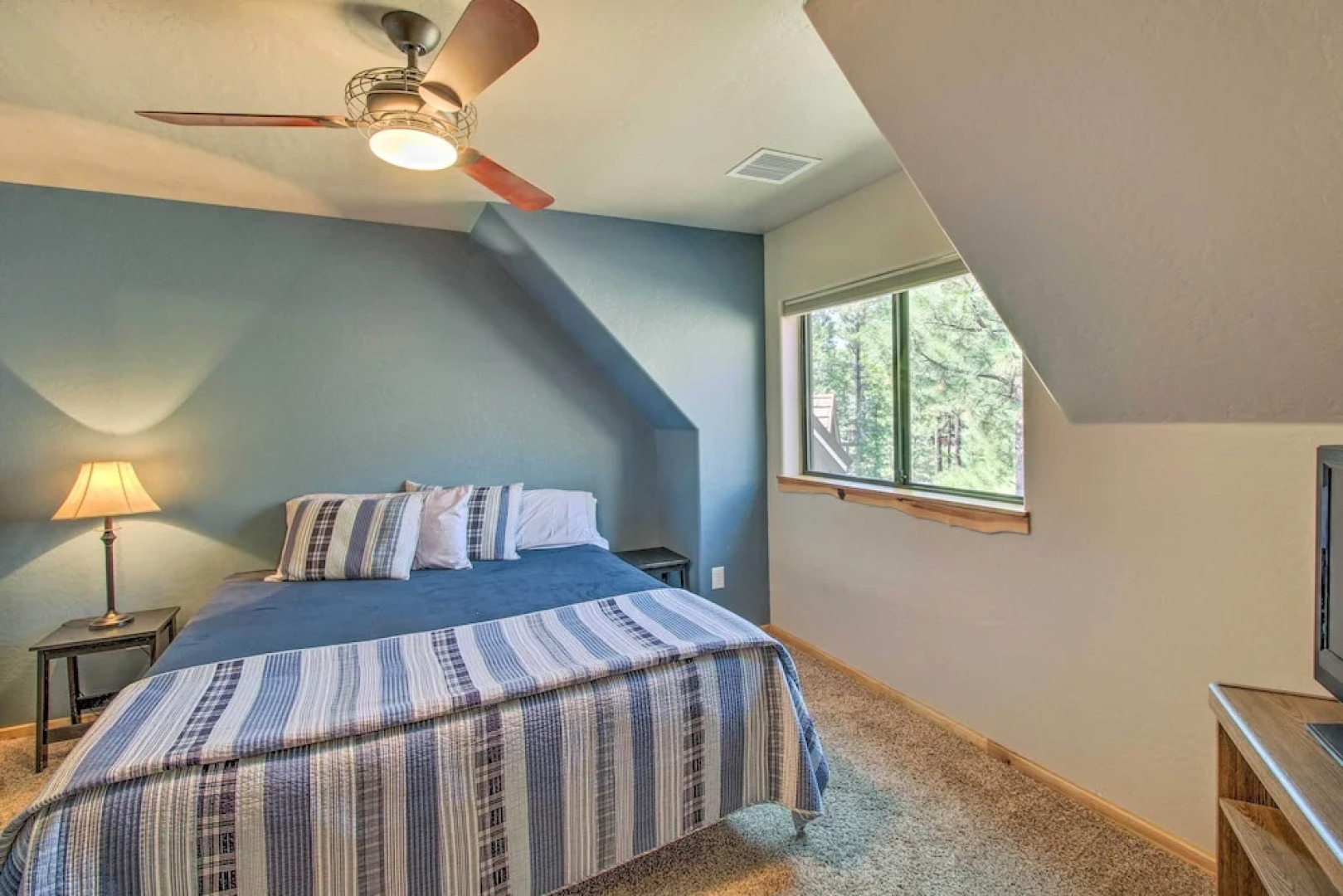 Outdoor Fireplace, Gas Grill: Luxe Heber Cabin!