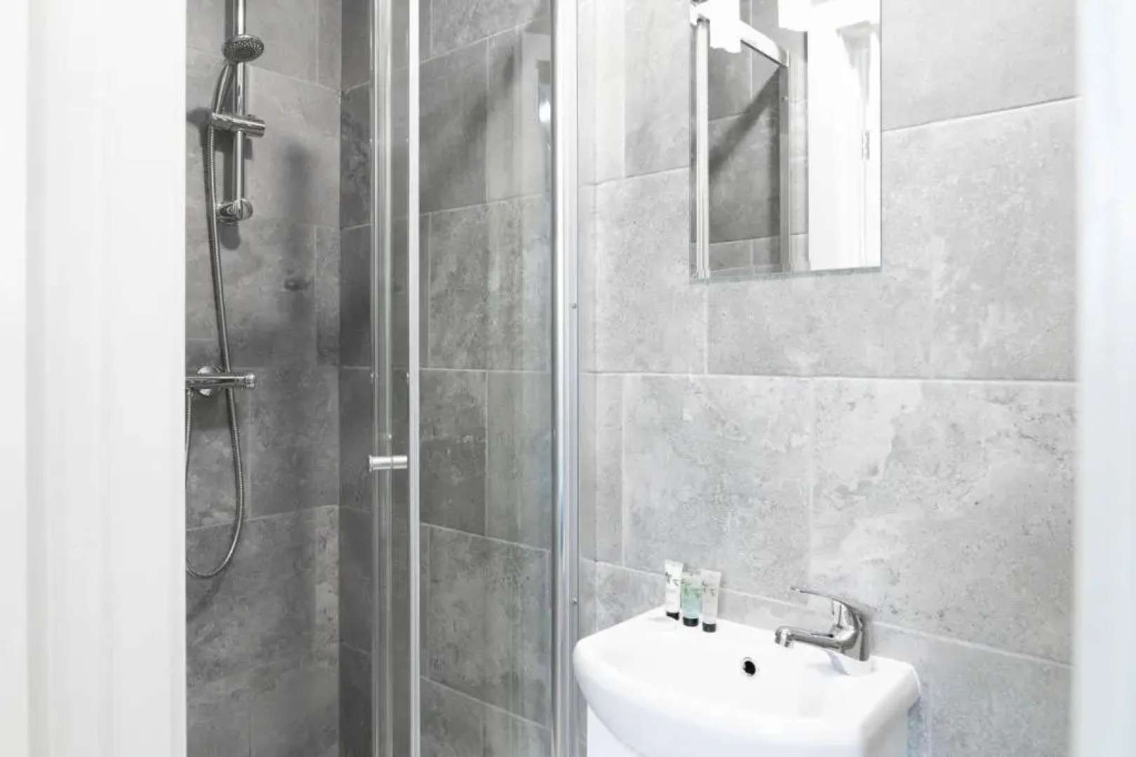 Luxury Six En-Suite Bedroom Apartment - Smart TV's - WIFI - TOP RATED