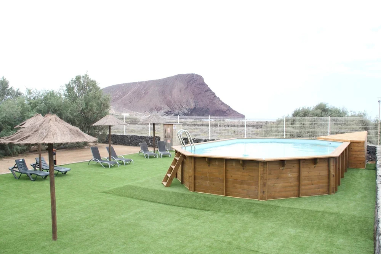 Eco-wooden Houses Camping Montaña Roja