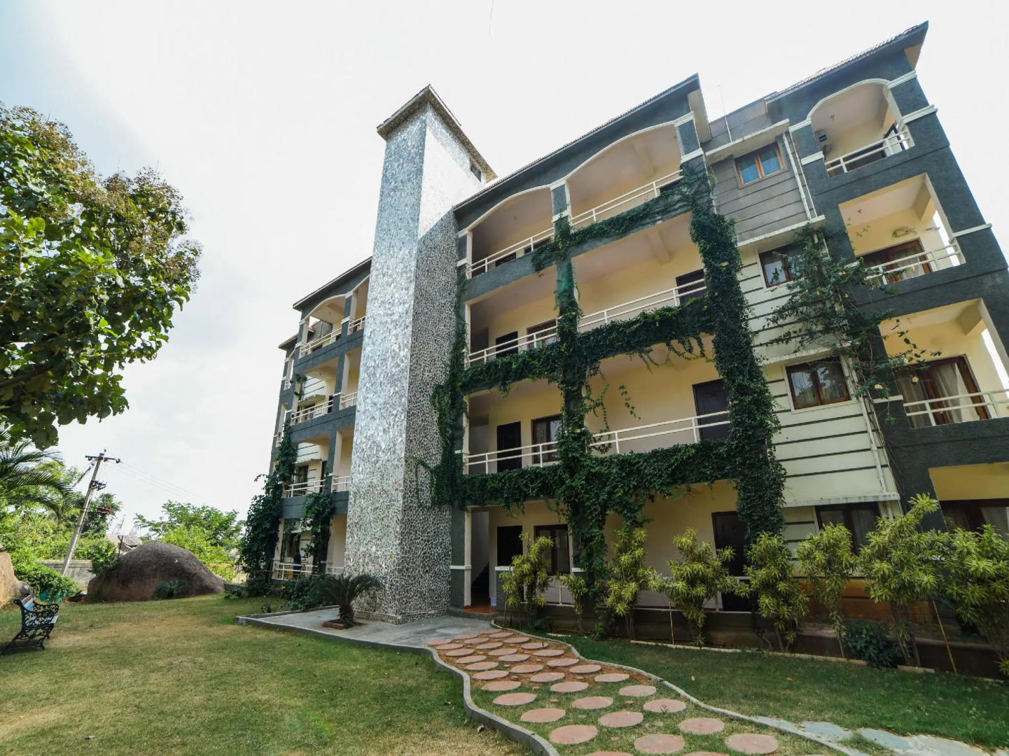 OYO 2294 Country Club Medchal