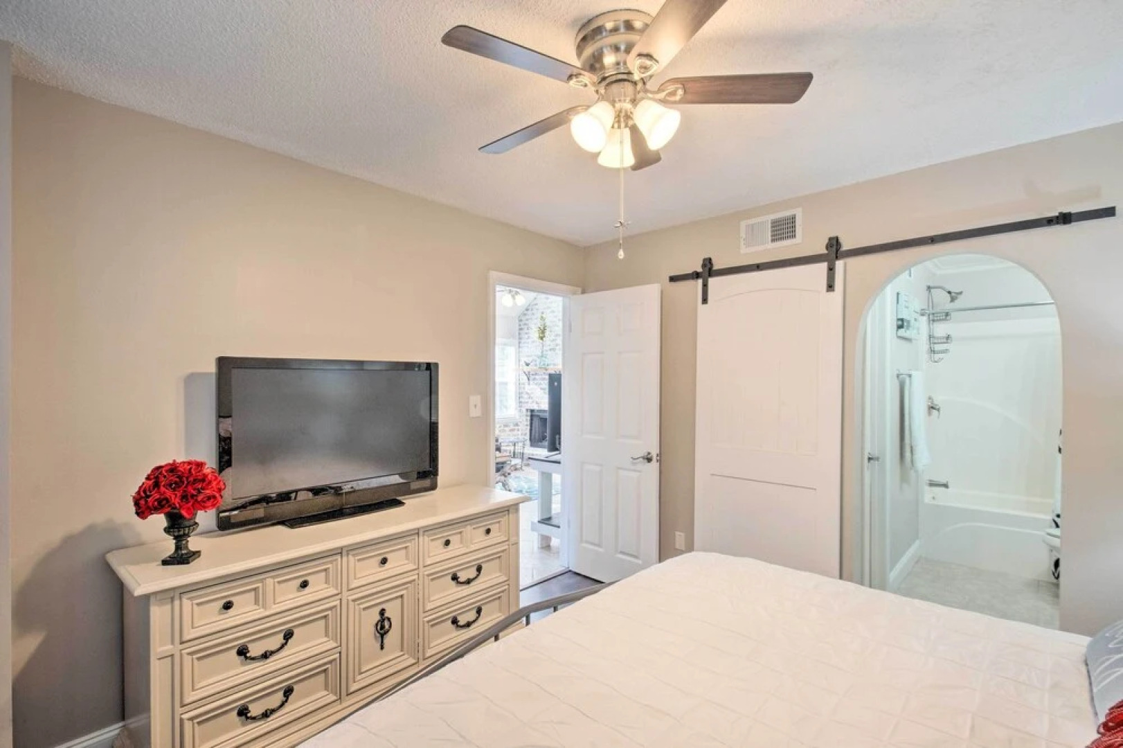 Pet-friendly A-frame Retreat Near Dtwn + Beaches!