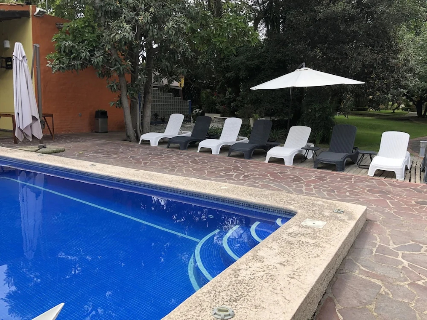 El Jardín De En Medio