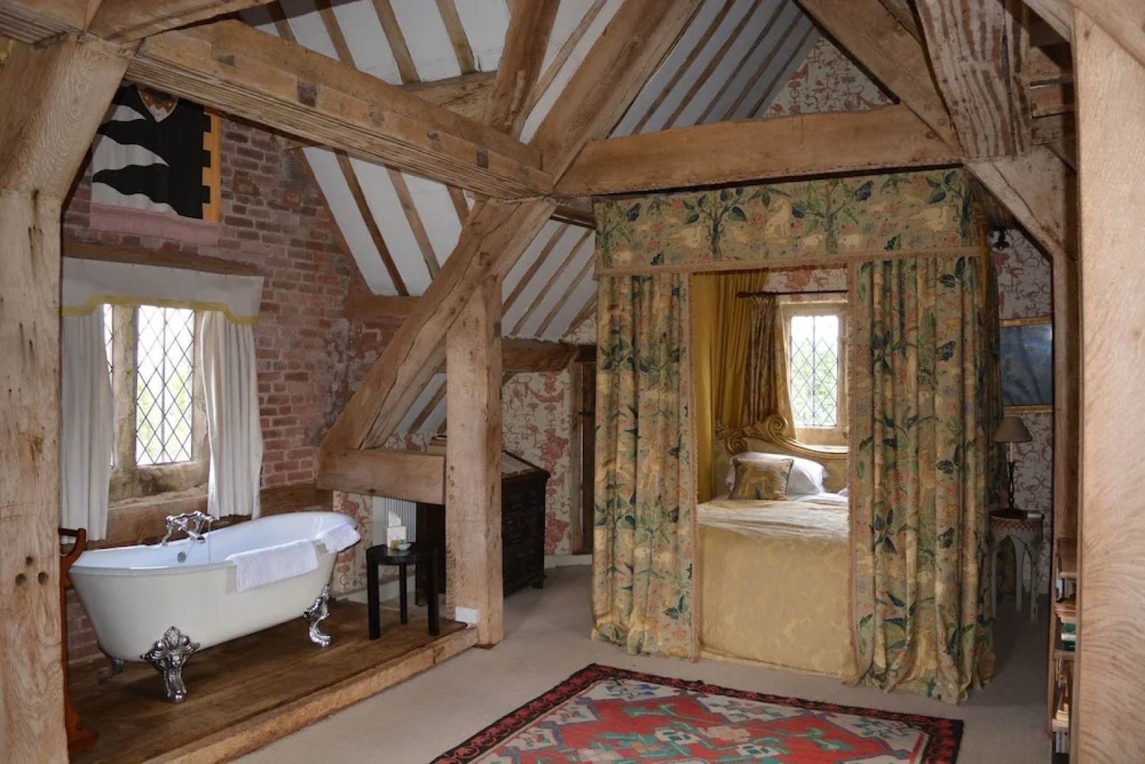 Luxurious hideaway for four in one of the finest Elizabethan gatehouse