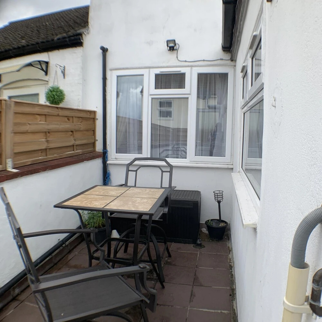 Cardigan House - Avad