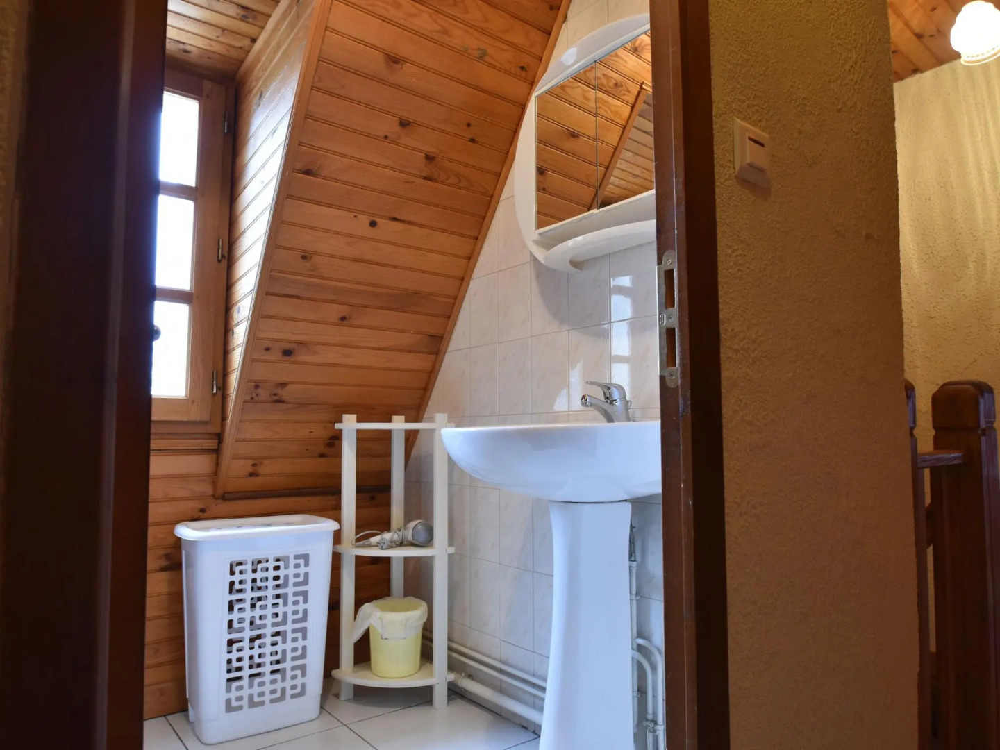 Cozy Holiday Home in Saint-Leon-sur-Vezere with Swimming Pool