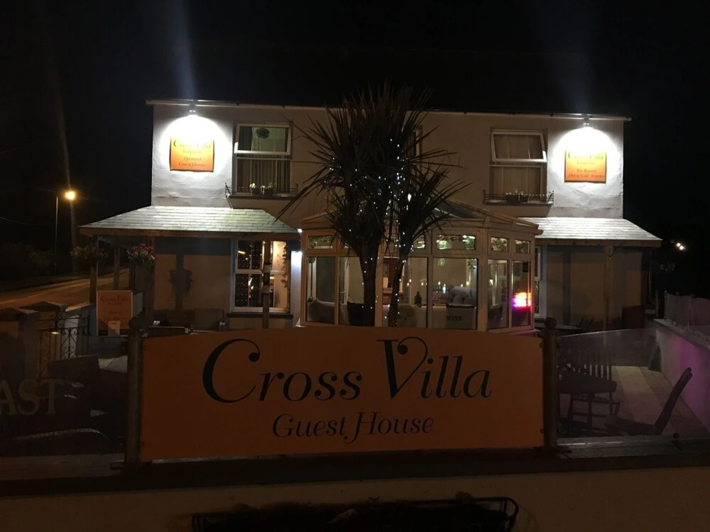 Crossvilla Guest House & Tea Room