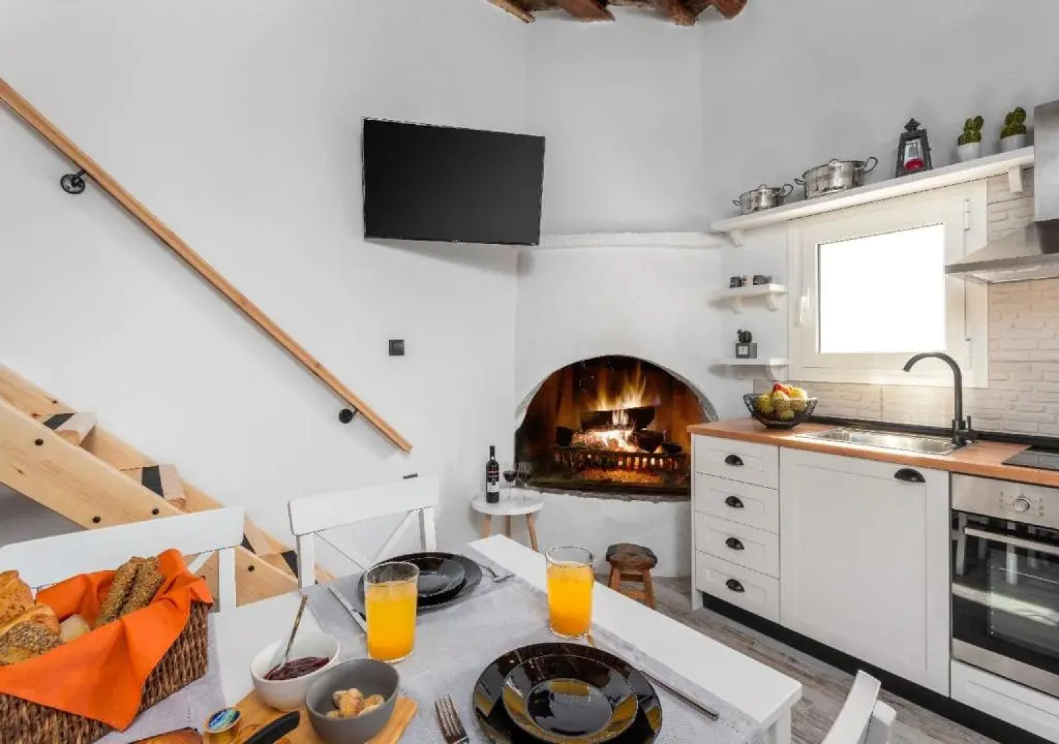 Lotza Traditional House Salakos