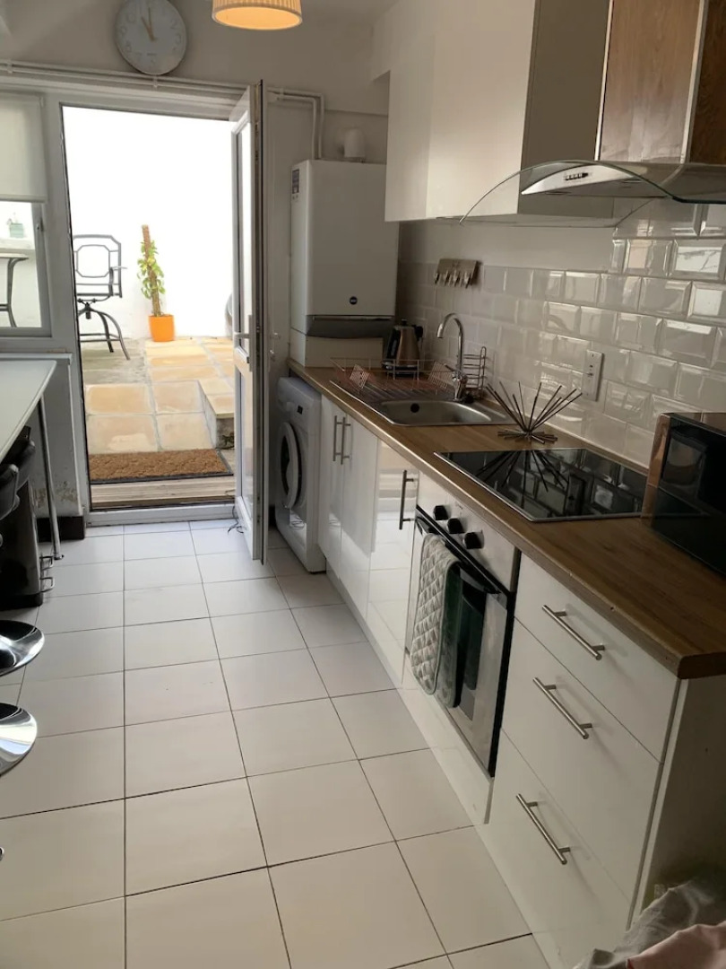 Cardigan House - Avad