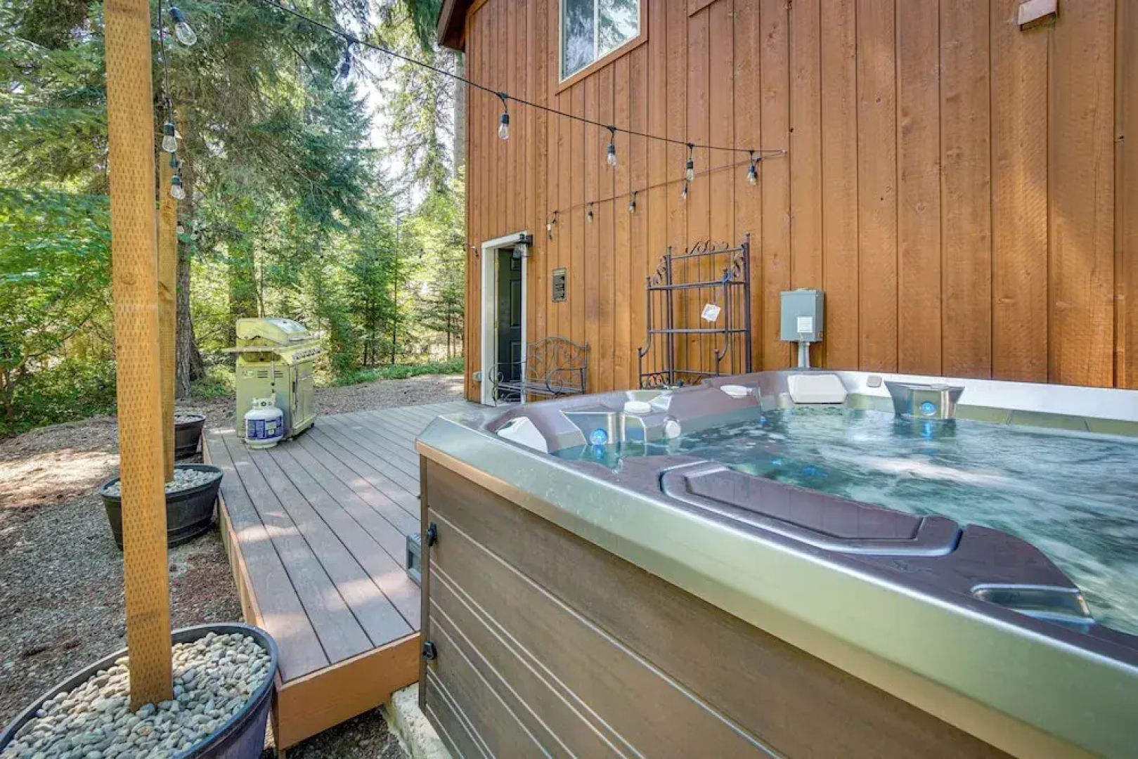 Unwind in Cle Elum: Hot Tub & Cozy Fireplace!