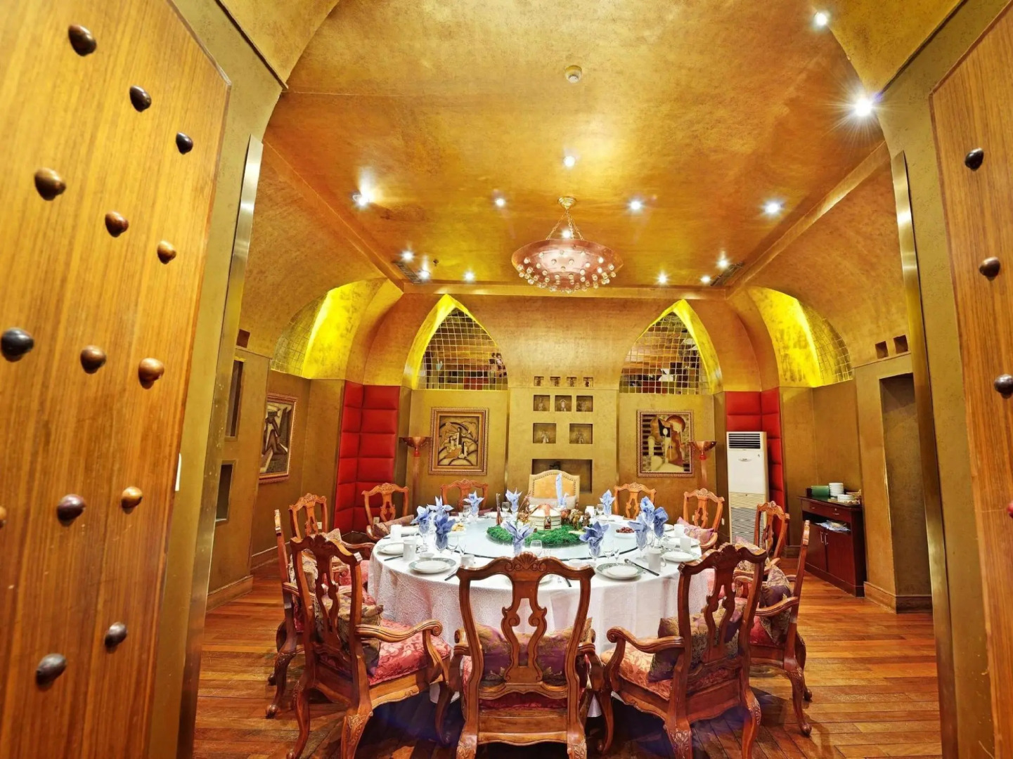 Luxemon Xinjiang Hongfu Hotel