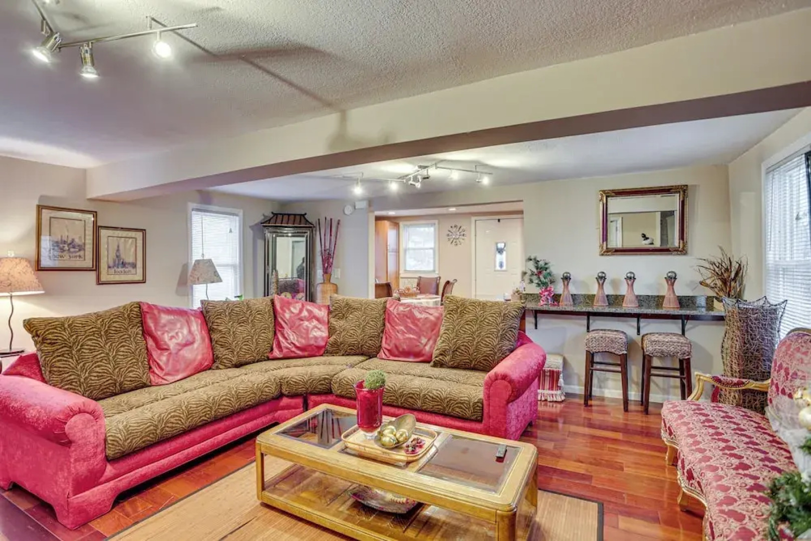 8 Mi to Downtown: Convenient Minneapolis Home