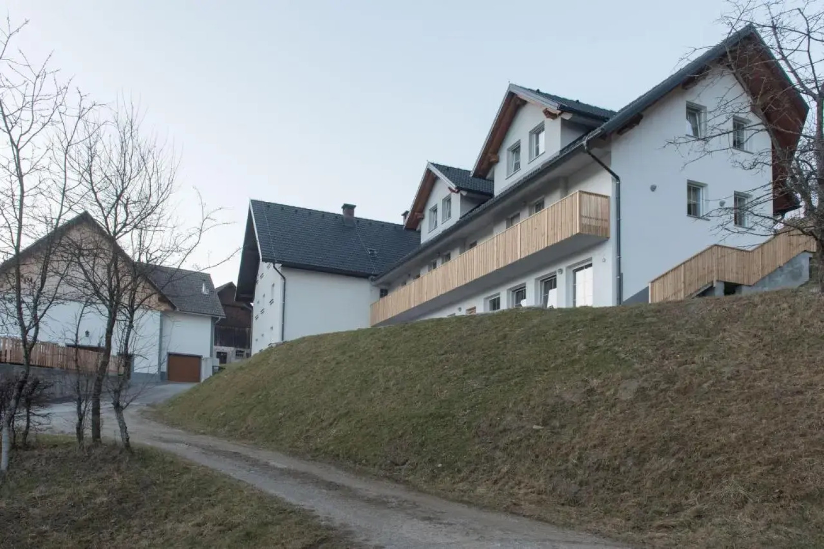 Apartments and rooms Tolc