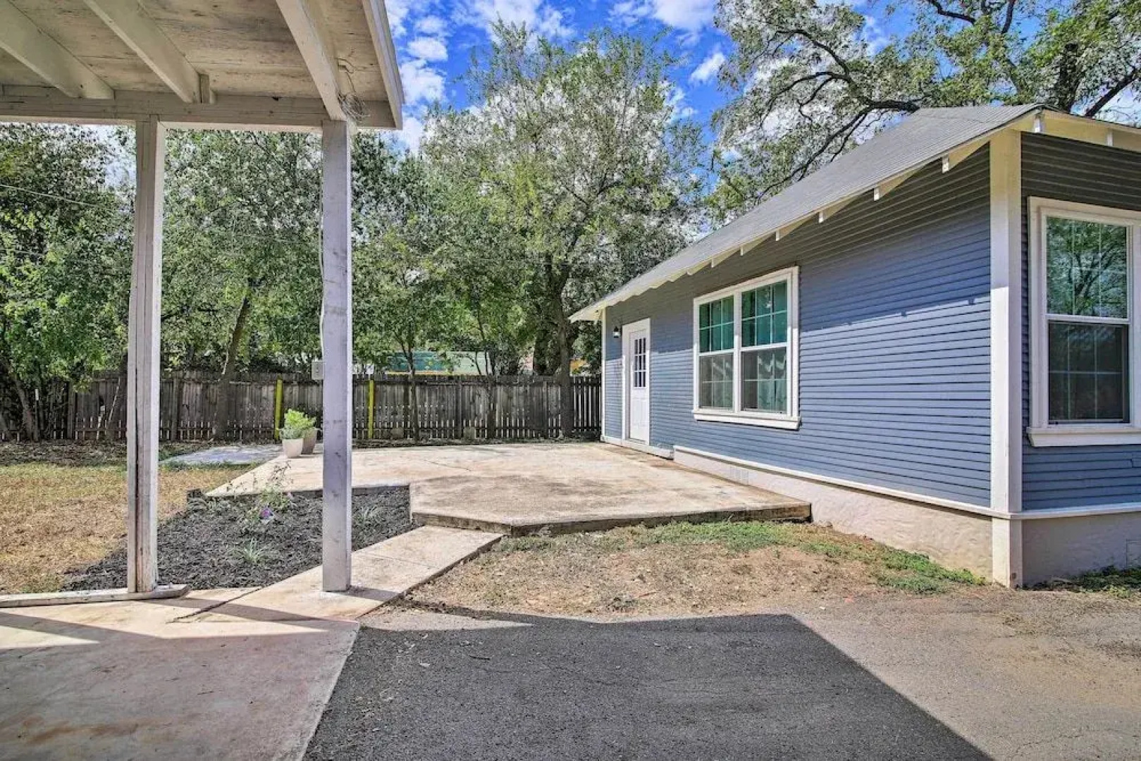 Renovated Family Cottage 1 Mi to Main St Shops!