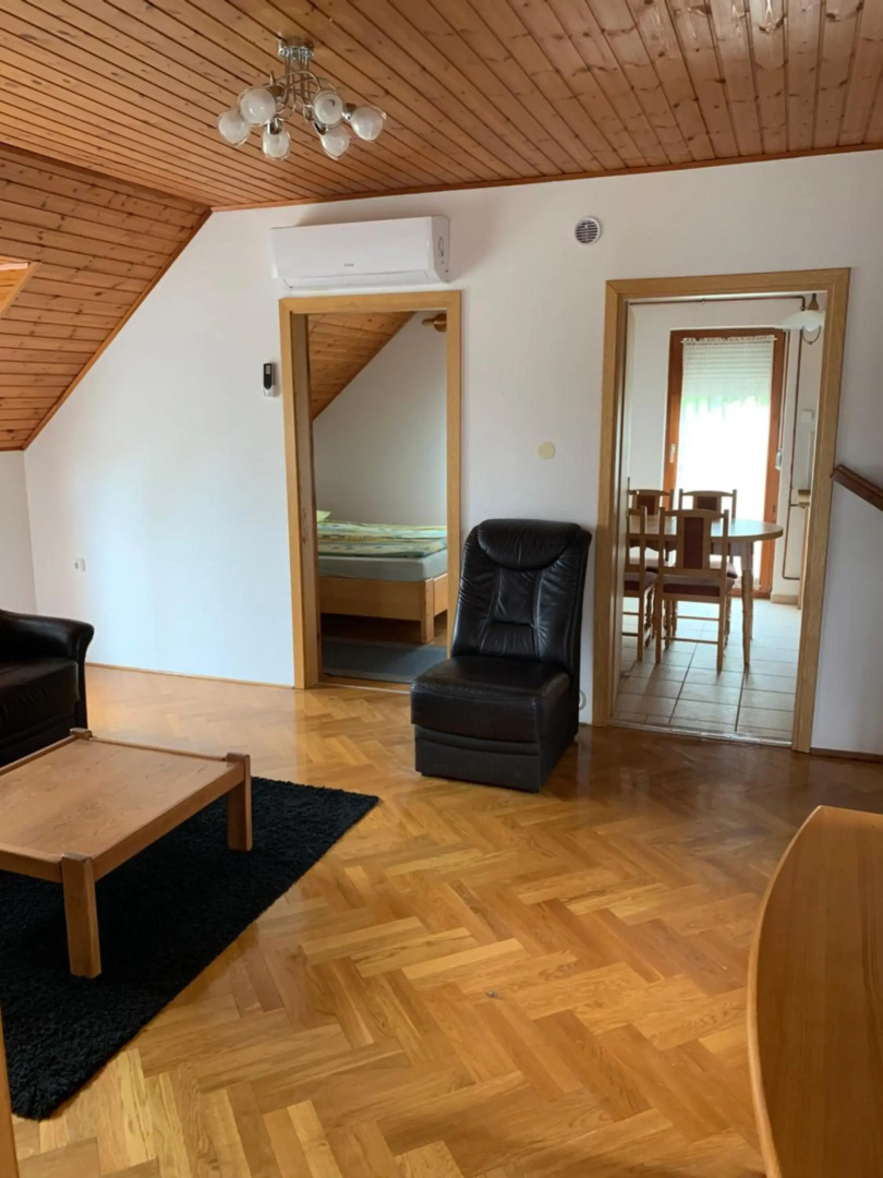 14 férőhelyes ház saját stéggel, játszótérrel Balatonfenyvesen vízparti utcában