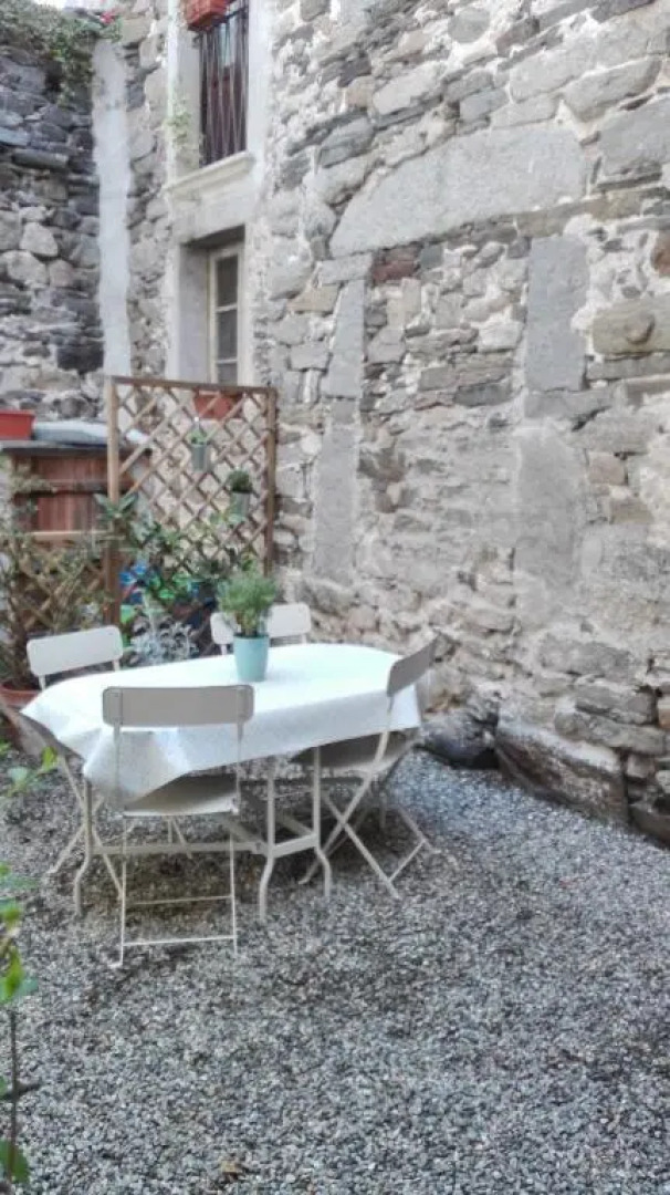 All'Ombra dell'Antica Pietra