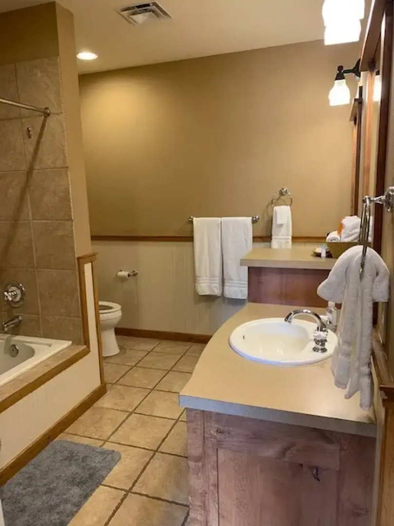 Shared Roof Top Hot Tub Silver Mtn